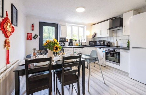 Milton Keynes House | Milton Keynes contractor-loved home free parking