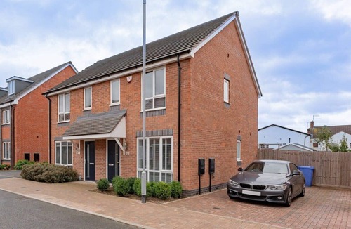 Burton on Trent Apartment | Modern 1 Bedroom House in Burton-on-Trent