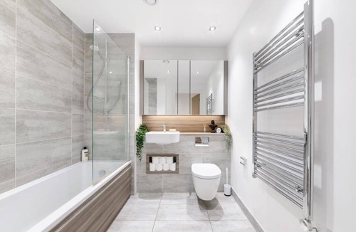 Royal Docks Apartment | Modern 1 Bed w Balcony NearExcel and City Airport