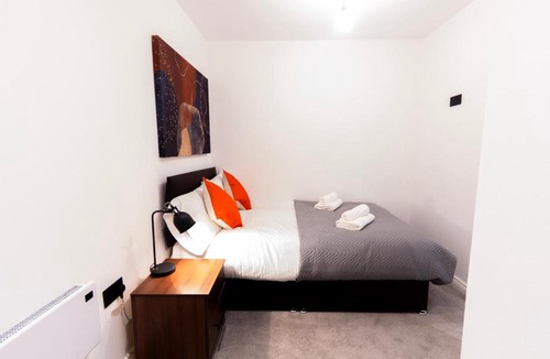 Holbeck Apartment | Modern 1BR Apt with City Views - Walk to Leeds CC