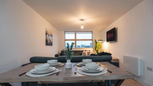 Evelyn Apartment | Modern 1BR - Parking Included -Sleeps 6