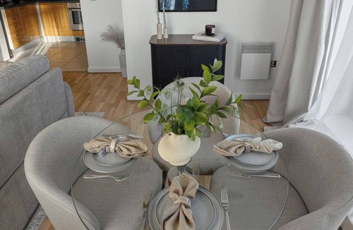 Stratford and New Town Apartment | Modern 2 Bed 2 Bath Stay | Stratford, Olympics Park, ABBA Voyage &City/Sleep 5