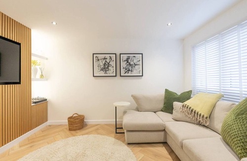 Bathgate House | Modern 2-Bed Armadale Stay | Parking & WiFi