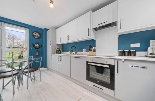 Ellemford Apartment | Modern 2-Bed Flat | Steps to Waverley & Castle