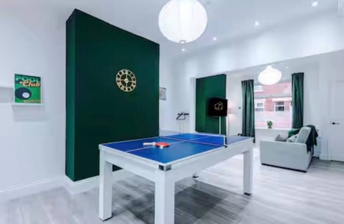 Salford House | Modern 2 - Bed House Near Manchester City Centre - Sleeps 6