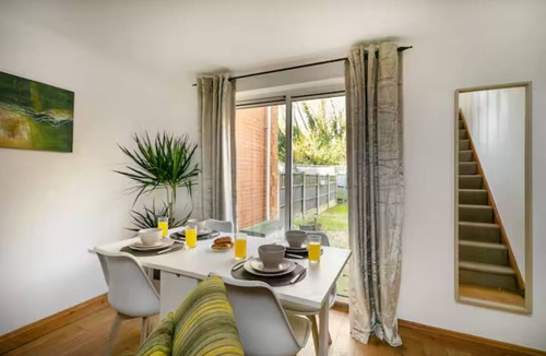 Newark upon Trent House | Modern 2-Bed Stay with Garden & Parking - Pass the Keys