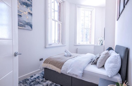 Rochdale Apartment | Modern 2 Bedroom flat/Free parking/Sleeps 6