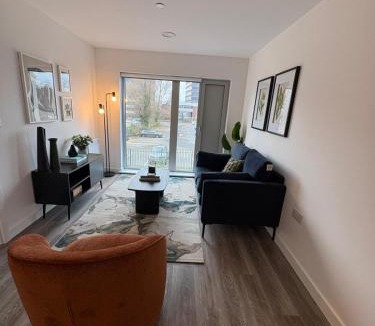 Eccles Apartment | Modern 2BD Apartment In Eccles
