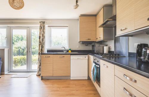 Townfield Apartment | Modern 2BDR Home Near Elizabeth Line and Heathrow
