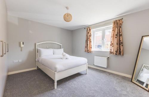 Townfield Apartment | Modern 2BDR Home Near Elizabeth Line and Heathrow