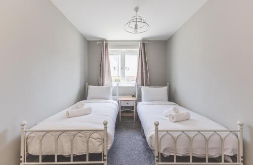 Townfield Apartment | Modern 2BDR Home Near Elizabeth Line and Heathrow