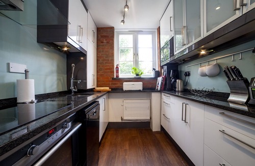 Redcliffe Apartment | Modern 2BR Apt, Chancery Lane