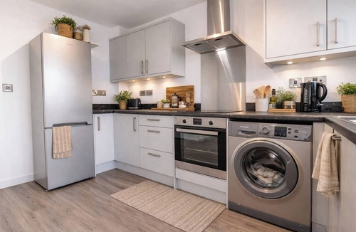 Grantham House | Modern 2BR Home in Grantham | King Bed | Sleeps 4
