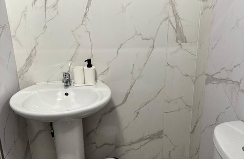 Bury House | Modern 3‑Bedroom Home in Bury — Premium Mattresses Blackout Blinds Ensuite M