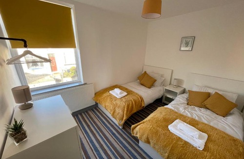 Burnley Apartment | Modern 3 bed home, Free Parking, Free Netflix and WIFI