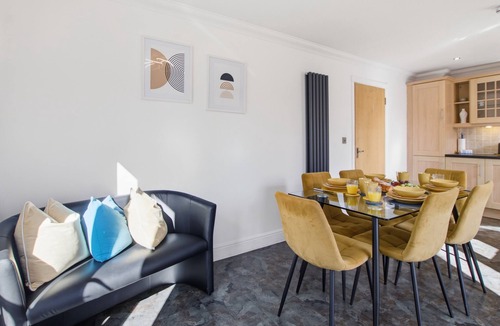Milton Keynes House | Modern 3-Bed Home in Milton Keynes with Parking