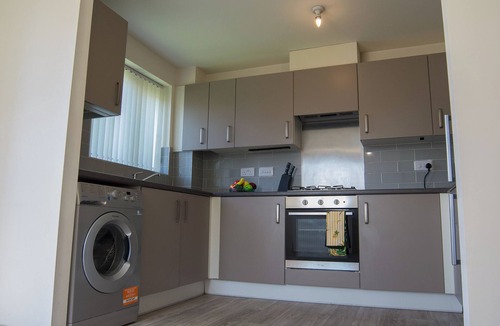 Chapeltown House | Modern 3-Bed House Leeds | Sleeps 7 | Free Parking | Contractor Friendly | Wi-Fi