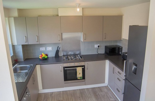 Chapeltown House | Modern 3-Bed House Leeds | Sleeps 7 | Free Parking | Contractor Friendly | Wi-Fi