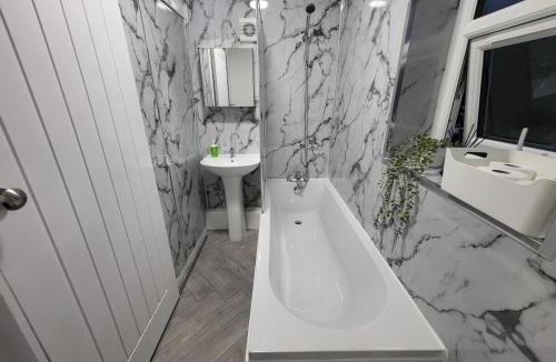 Sheffield House | Modern 3-Bed House With Private Parking