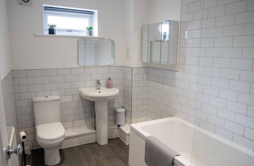 Huddersfield Apartment | Modern 3-bedroom apartment with WiFi in Newsome- sleeps 6 !