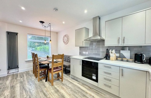 Armthorpe House | Modern 3 Bedroom Home | Free Parking | 6 Guests