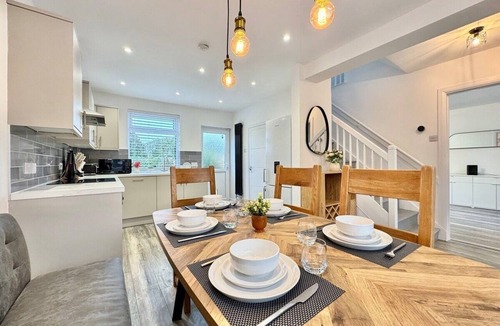 Armthorpe House | Modern 3 Bedroom Home | Free Parking | 6 Guests