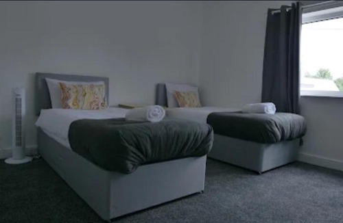 Worksop House | Modern 3BDR Home l Sleeps 5 l Free Parking l Close to Train station and Shops