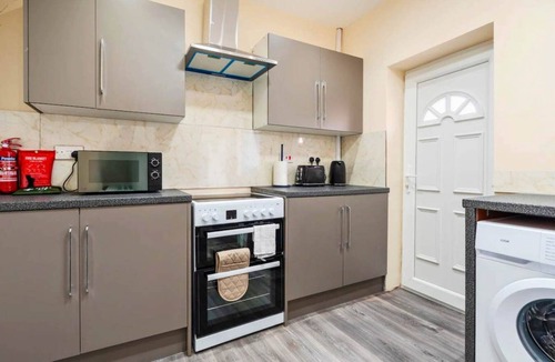 Little Hulton House | Modern 3BR Manchester Stay with Parking & WiFi