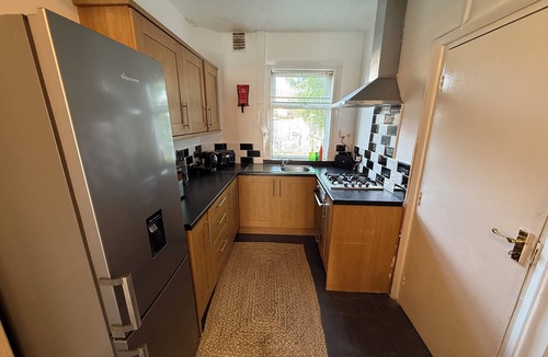 Doncaster House | Modern 3BR Near Town Families, Corporate & Contractors Sleeps 10