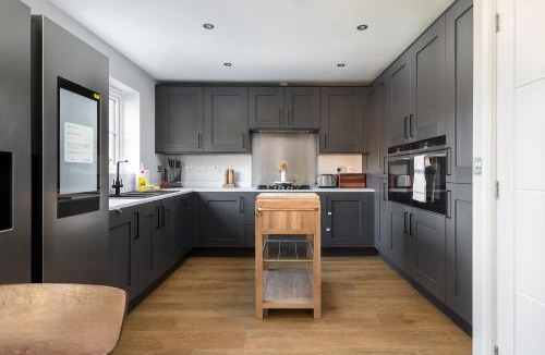 Willen Apartment | Modern 4-Bed Family Home with 5 Beds & Parking
