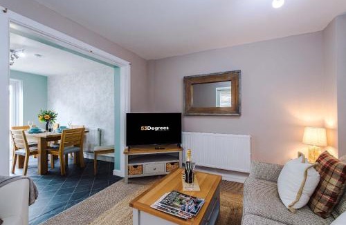 Elton House | Modern 4-Bed Stay by 53 Degrees Property Perfect for Groups & Families