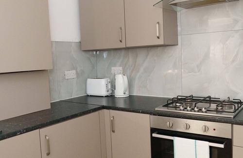 Harehills House | Modern 4 Bedroom house sleeps 10 people in Leeds