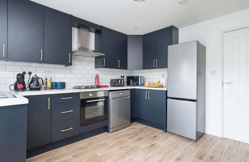 Milton Keynes Apartment | Modern 4BR | Parking | WIFI | Family & Work