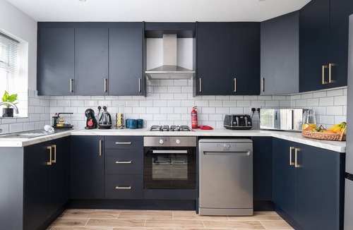 Milton Keynes Apartment | Modern 4BR | Parking | WIFI | Family & Work