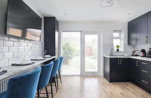 Milton Keynes Apartment | Modern 4BR | Parking | WIFI | Family & Work