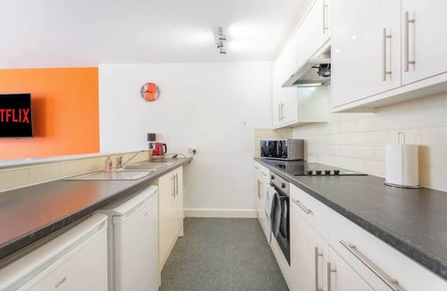 Thornaby On Tees Apartment | Modern 5 Bed Flat in Thornaby Road For Big Groups