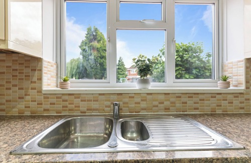 Walsall House | Modern 5 Bed Fully Detached Guest House (with parking)