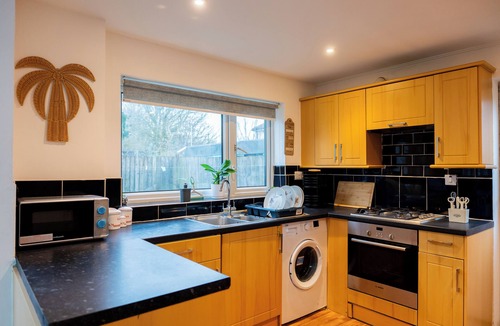 Redbridge House | Modern 5-bedroom house in London, Free Parking, Close to Chadwell Heath Station