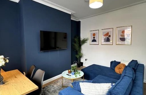 Harehills Apartment | Modern 6 Bed Home Near Leeds City Centre-Long Stay Rates Available