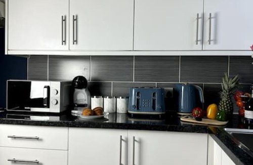 Harehills Apartment | Modern 6 Bed Home Near Leeds City Centre-Long Stay Rates Available