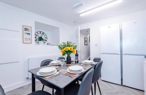Droylsden House | Modern 6 Bed House with Ensuites by 53 Degrees Property, Perfect for Business and Groups