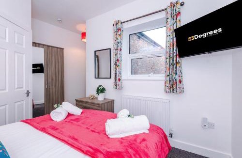 Droylsden House | Modern 6 Bed House with Ensuites by 53 Degrees Property, Perfect for Business and Groups
