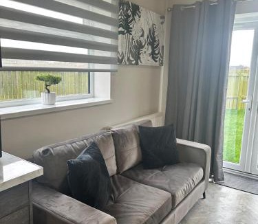 Hull House | Modern 6 En-Suite Bedroom House Near Salt End.