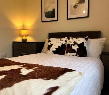 Hull House | Modern 6 En-Suite Bedroom House Near Salt End.