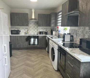 Hull House | Modern 6 En-Suite Bedroom House Near Salt End.