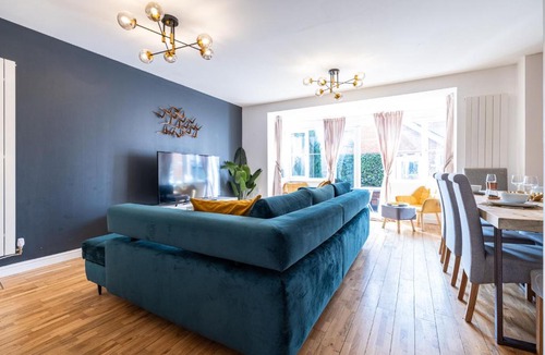 Newport Pagnell Apartment | Modern and Spacious Home From Home 1 mile from M1 - with Netflix, Prime Video, PS5, free parking, superfast WiFi, BBQ - Sleeps 11 - By Brightleap Apartments