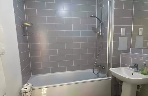 South Ockendon Apartment | Modern Apartment, close to station. 30 mins from Central London