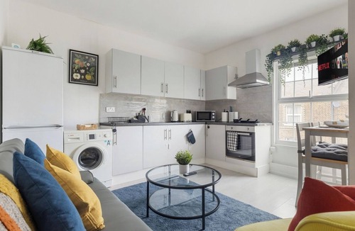 East Acton House | Modern Apartment with 3Beds and Parking near Wembley