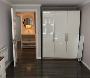 Acomb Apartment | Modern Apartment with Free Parking