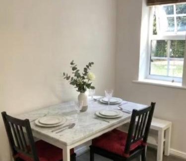 Acomb Apartment | Modern Apartment with Free Parking